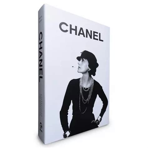 decoração com livro falso da chanel